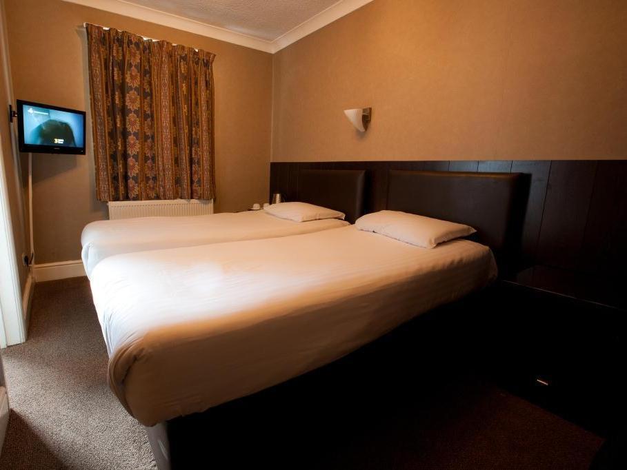 Rossmore Hotel Илфорд Екстериор снимка