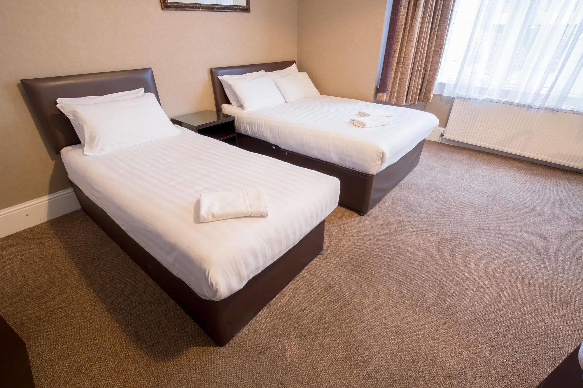 Rossmore Hotel Илфорд Екстериор снимка