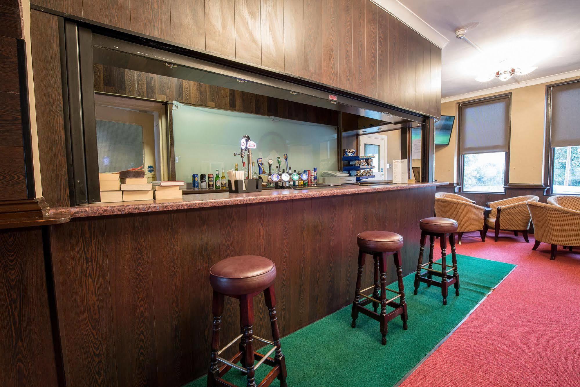 Rossmore Hotel Илфорд Екстериор снимка